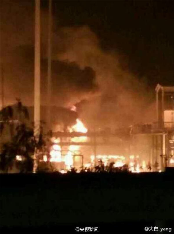 22日晚20时40分许,山东省淄博市桓台县果里镇润兴化工厂发生爆炸,附近两公里内都有震感。家住附近刘先生家中玻璃被震碎,目前消防等相关部门已赶到现场。图片来源:网络