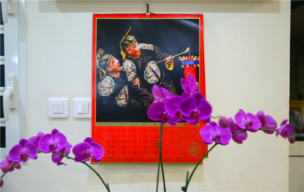 　　华人家庭里挂着的中华文化挂历。