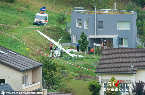 当地时间2015年8月23日,瑞士Dittingen,两架小型飞机在当地一个航展中相撞坠毁,导致至少1人死亡。图片来源:CFP