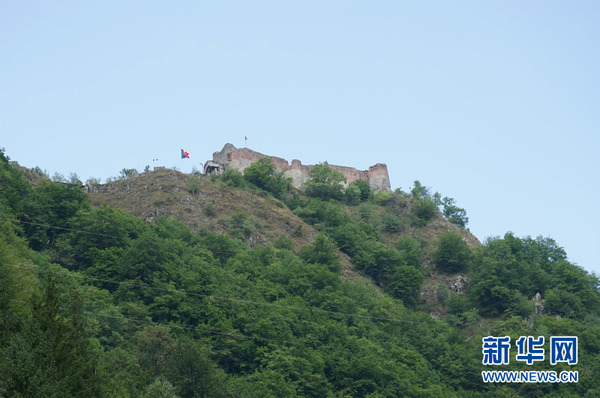 波埃纳里城堡（传说曾有吸血鬼住在这里）。（新华网记者林惠芬摄）