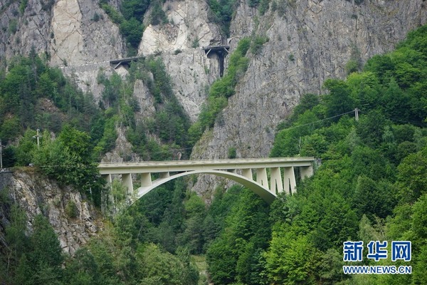 跨弗格拉什山公路的桥梁。（新华网记者林惠芬摄）