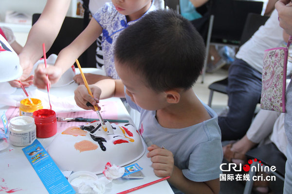 小朋友现场学画粤剧脸谱