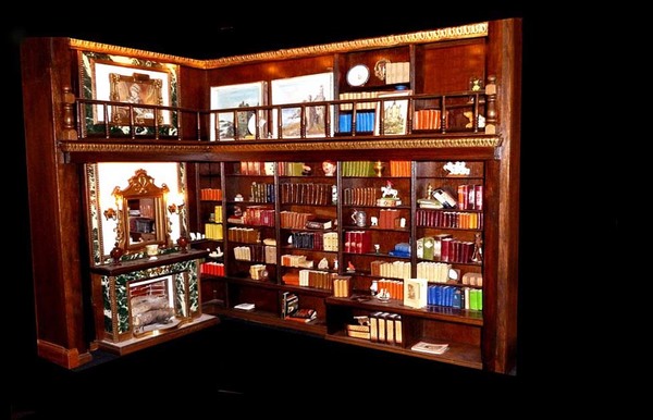 玩具屋内的精美书房一角。（网页截图）