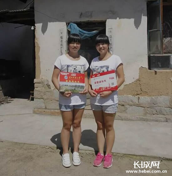 中国报恩网带领志愿者赴灵寿山区捐助双胞胎姐