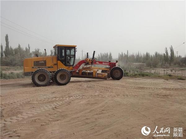 库西吐尔村的农村道路建设工程正式拉开序幕。张登伟供图