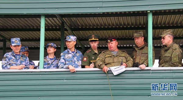 联演中方总导演、海军副司令员王海(右五),与俄方总导演、俄海军副司令费多坚科夫(右二)在察看演习场地形。新华社记者 孙彦新 摄