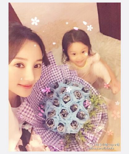 李小璐晒合照分享育儿之道 爱女调皮吐舌(图)|