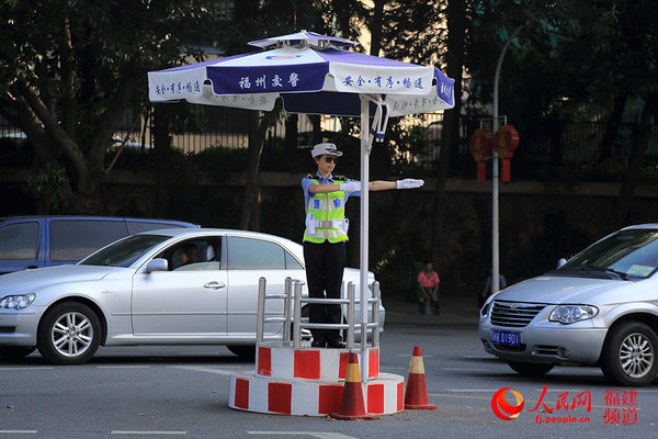 指挥交通 邹家骅摄