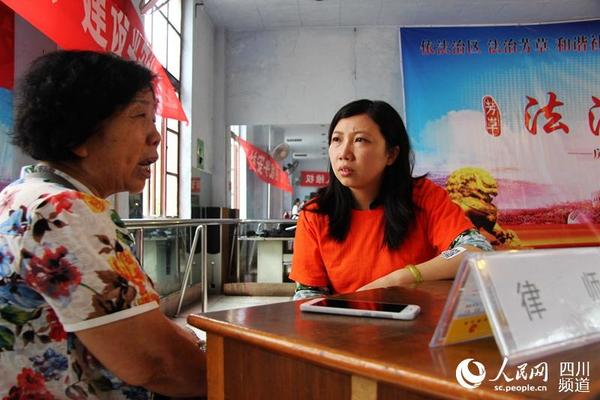 律师现场为71岁周维华老人提供法律服务。(朱虹 摄)