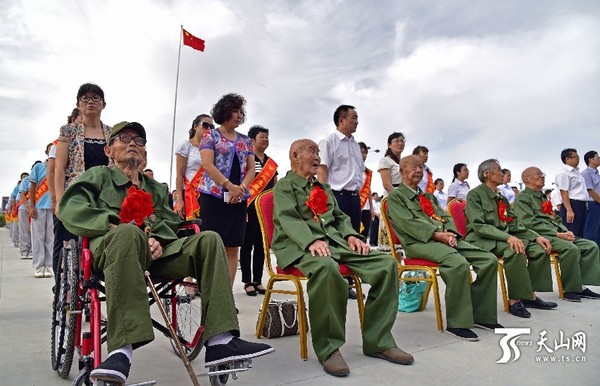 天山网讯（通讯员魏聚山 吴雅楠摄影报道）2015年8月26日，92岁的抗战老兵李鸿义在新疆生产建设兵团第十三师火箭农场观看纪念中国抗日战争胜利70周年爱国主义教育图片展。