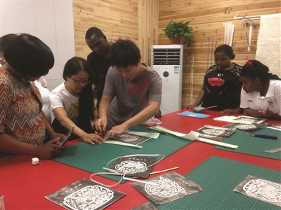 非洲学员装裱字画