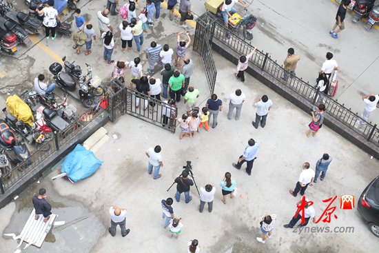 群众都为这对父子的安危捏一把汗