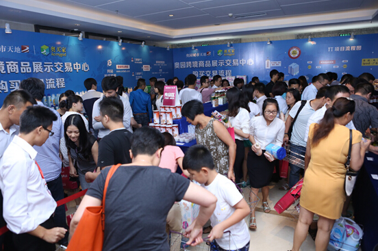 　　跨境商品展示现场火爆抢购