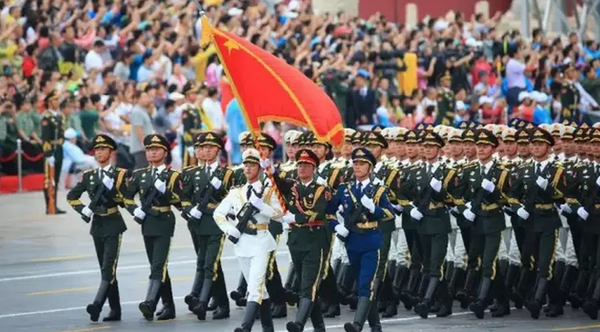 【镜鉴】刷爆朋友圈的大阅兵,老外怎么看?|外军