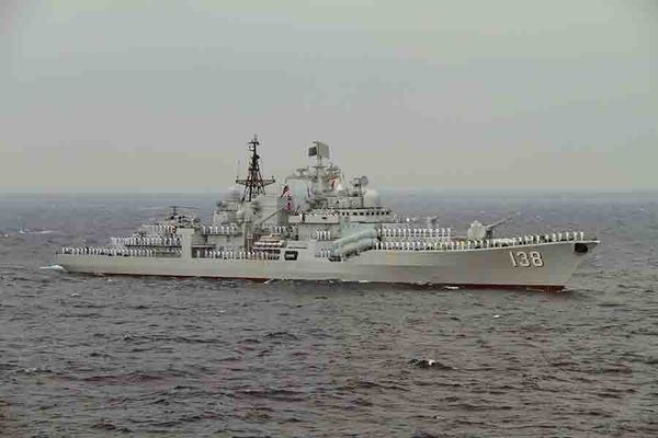 这是中国海军138舰驶过检阅舰。新华社记者孙彦新 摄