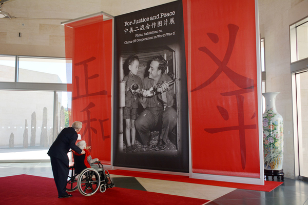 美国观众关注《图片展》(照片由中国驻美大使馆提供)