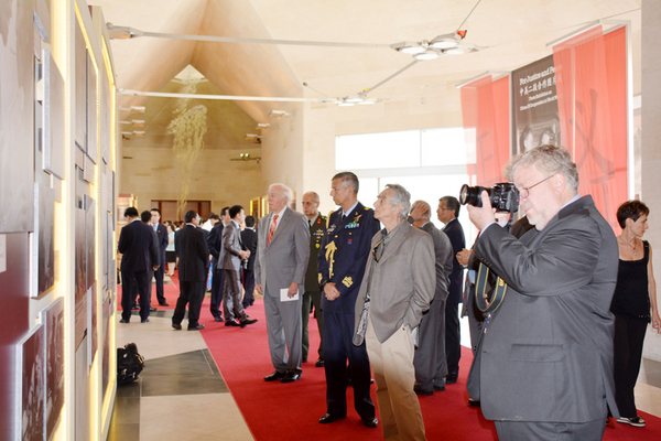 美国各界人士参观《图片展》(照片由中国驻美大使馆提供)