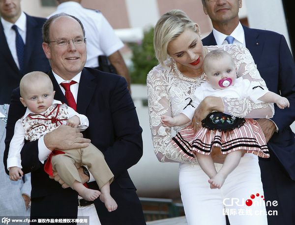 　　当地时间2015年8月28日，摩纳哥摩纳哥城，摩纳哥亲王与夏琳王妃抱双胞胎儿子参加传统野餐活动。图片来源：ERIC GAILLARD/CFP