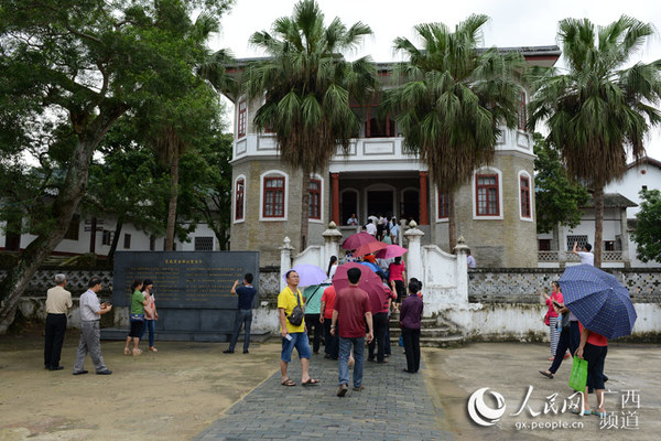 游客游览容县抗日烈士纪念馆