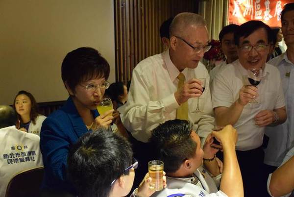 吴敦义与洪秀柱逐桌敬酒。（陈宜加摄）图片来源：台湾《中时电子报》