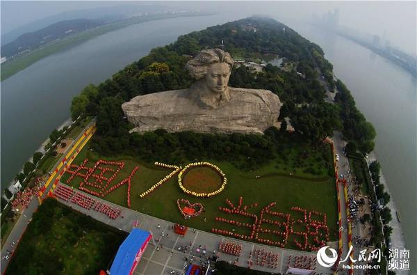 长沙千人拼字中国人当自强 10位抗战老兵现