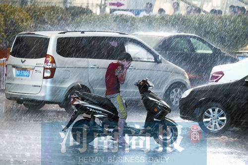 河南昨日遭遇强对流天气 荥阳巩义多地雨势强