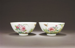 雍正时期的粉彩牡丹蜻蜓碗。