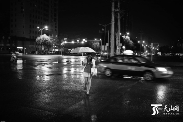 雨中，市民在过马路