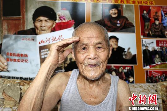 回忆起那段烽火岁月,106岁的孙文安仍然表情凝重。 马义恒 摄