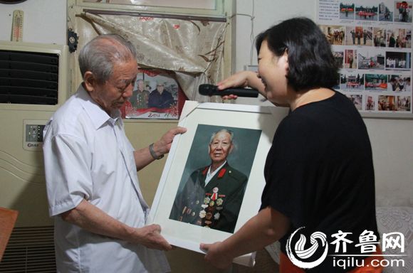 山东广播电视台《山东记忆》口述历史项目组为抗战老战士送去精致的照片和相册。