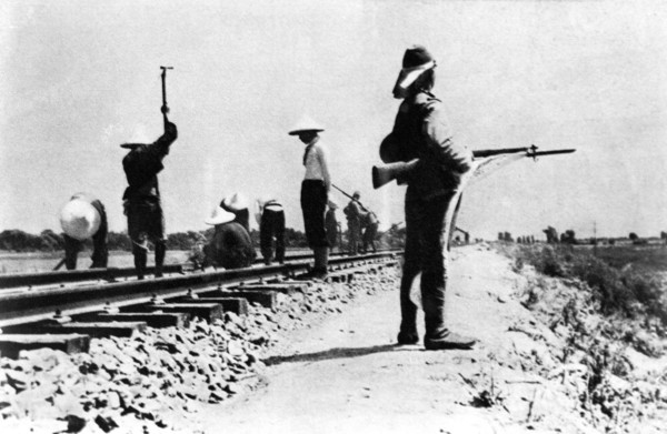 中国劳工在日军刺刀下修路