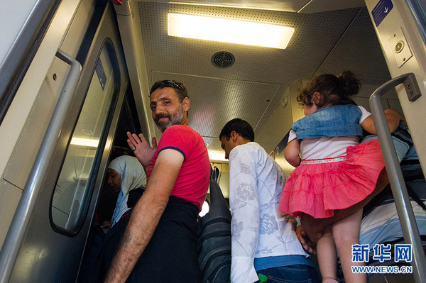 大批难民过境奥地利|难民|火车