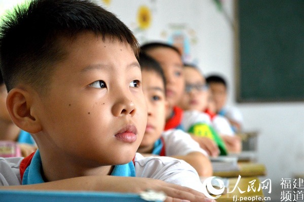 课堂上，同学们被开学第一课的内容深深吸引。李挺摄