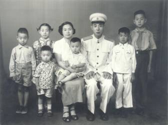 身着55式将军礼服的王明贵与家人在照相馆合影。王昶军供图