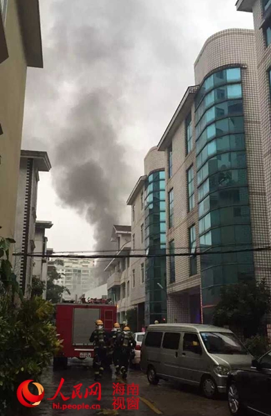 消防工作人员迅速赶到现场