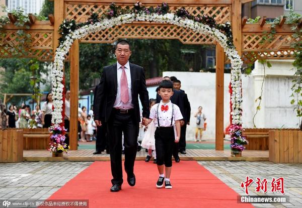 洛阳一小学新生和家长走红毯迎接开学|家长|新