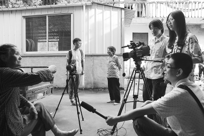 队员们以纪录片形式采访后龙村留守老人。