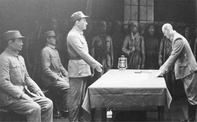 抗日战争最后一役纪念馆中陈列的反映当年受降仪式的蜡像。