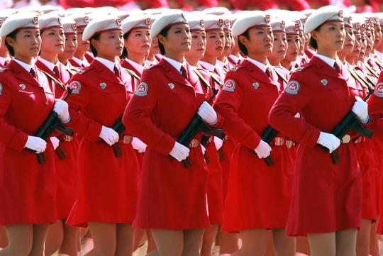 2009年国庆阅兵共有56个方队参加检阅，其中地面徒步方队14个，车辆方队30个，空中梯队12个。图为图为阅兵式上英姿飒爽的女民兵。(资料图)