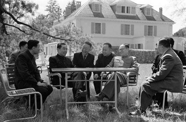 　　↑图左二为周恩来，左四为王炳南（新华社发）。