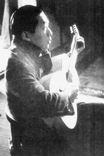 聂耳在日本练习吉他。 记者李茜茜翻拍