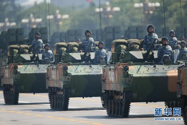 9月3日,中国人民抗日战争暨世界反法西斯战争胜利70周年纪念大会在北京隆重举行。这是空降兵战车方队通过天安门广场。 新华社记者才扬摄