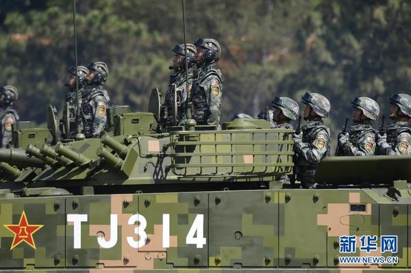 9月3日，中国人民抗日战争暨世界反法西斯战争胜利70周年纪念大会在北京隆重举行。这是履带步兵战车方队接受检阅。 新华社记者 韩传号 摄