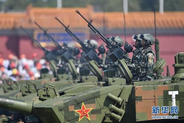 9月3日，中国人民抗日战争暨世界反法西斯战争胜利70周年纪念大会在北京隆重举行。这是坦克方队接受检阅。 新华社记者 李文 摄