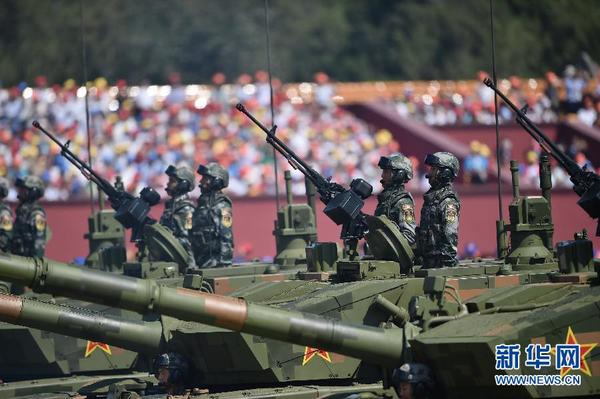 9月3日，中国人民抗日战争暨世界反法西斯战争胜利70周年纪念大会在北京隆重举行。这是坦克方队接受检阅。 新华社记者 李文 摄