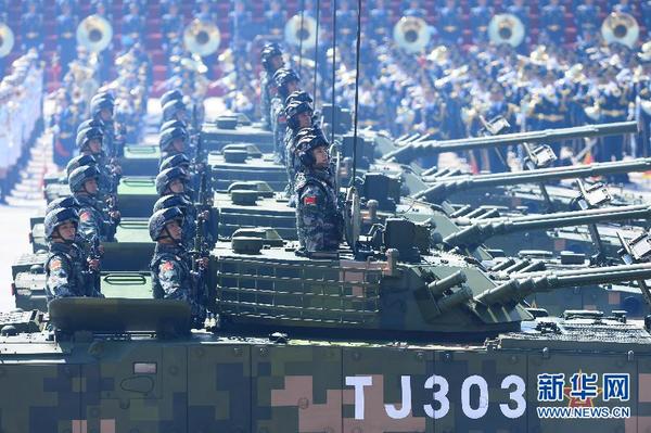 9月3日,中国人民抗日战争暨世界反法西斯战争胜利70周年纪念大会在北京隆重举行。这是履带步兵战车方队接受检阅。 新华社记者张宏祥摄