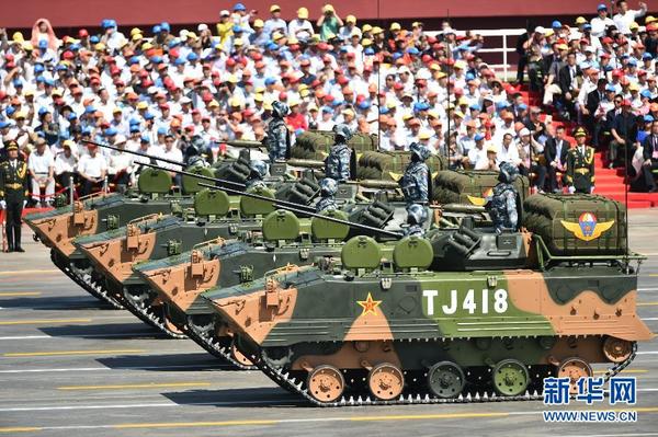 9月3日，中国人民抗日战争暨世界反法西斯战争胜利70周年纪念大会在北京隆重举行。这是空降兵战车方队接受检阅。 新华社记者 李任滋 摄