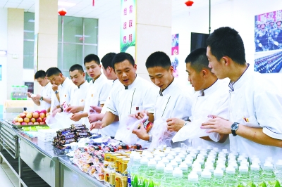 30位男炊事兵给女队员当保姆|食品|主食_凤凰