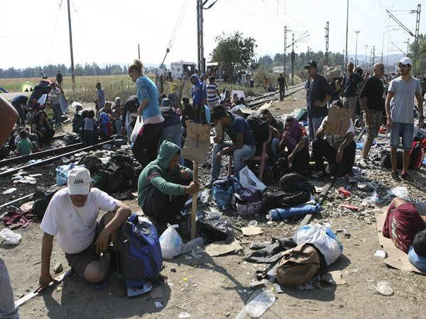 催泪弹挡不住难民潮 难民继续欧洲寻梦之旅|