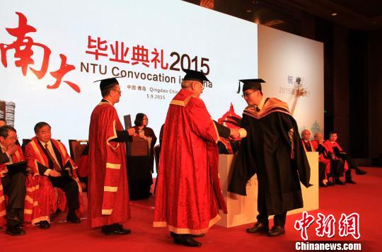 新加坡南洋理工大学校长安博迪教授向毕业生颁发毕业证书。　胡耀杰　摄